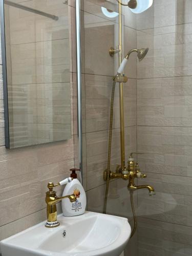 a bathroom with a sink and a shower at Slatina Armoniei central Luxury Studio Oferim transport de la aeroport și retur contra cost in Slatina