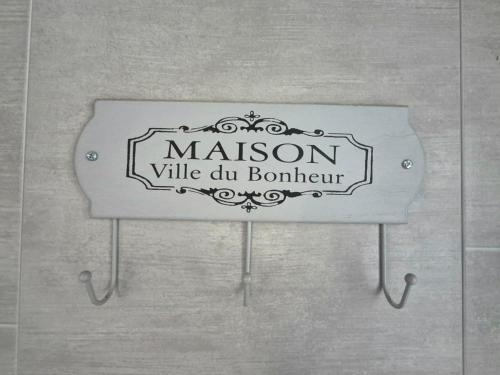 un panneau pour un musée ville du bonneau dans l'établissement Studio des lacs - 2 pers - centre-ville, à Brassac-les-Mines