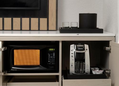 a kitchen with a microwave and a coffee maker at Caribe Royale Orlando in Orlando
