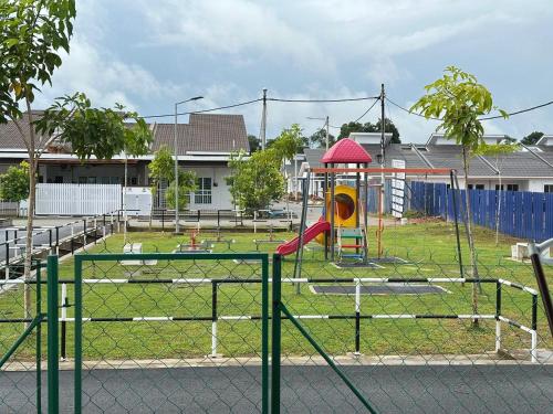 ein Park mit einem Spielplatz mit Rutsche in der Unterkunft Temerloh Kenari Homestay in Temerloh