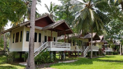 una casa en el complejo con palmeras en MY HOME Resort - Koh phangan vacation house rentals, en Ban Madua Wan