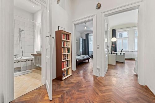2 Bedroom Vintage Apartment, Garden, near Schönbrunn