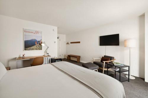 a hotel room with a bed and a flat screen tv at Sun Lodge in Peru