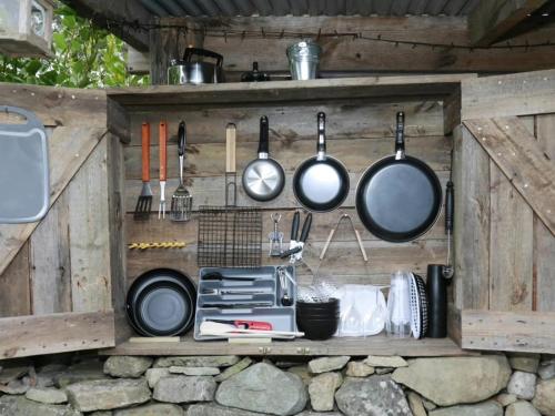 Kuchyň nebo kuchyňský kout v ubytování Fairy Fort at Rosemount Glamping