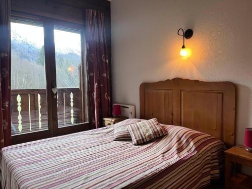 Posteľ alebo postele v izbe v ubytovaní Duplex avec terrasse, piscine et parking à Samoëns - FR-1-624-111