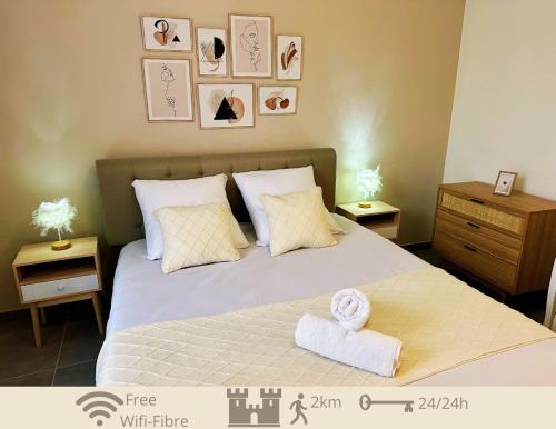 une chambre avec un lit avec une serviette dessus dans l'établissement Douce parenthèse, à Carcassonne