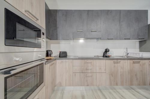 Kuchyň nebo kuchyňský kout v ubytování Relax & Unwind in Spacious Siggiewi Apartment by SF HOMES