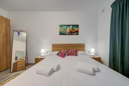 Rúm í herbergi á Relax & Unwind in Spacious Siggiewi Apartment by SF HOMES