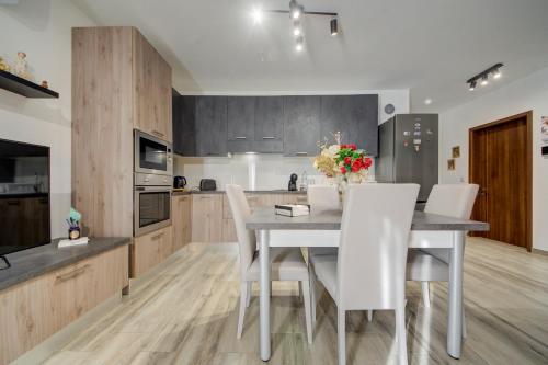 Kuchyň nebo kuchyňský kout v ubytování Relax & Unwind in Spacious Siggiewi Apartment by SF HOMES