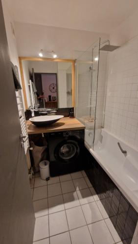 ein Badezimmer mit Waschbecken, Toilette und Dusche in der Unterkunft Cosy appartement Beaux-Art à 5min du Corum in Montpellier