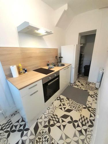 une cuisine avec un évier et une cuisinière four supérieur dans l'établissement Vierzon 5 bel apart-1chb-4pers-wifi-gare, à Vierzon