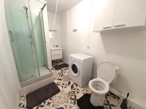une salle de bain avec toilettes et douche en verre dans l'établissement Vierzon 5 bel apart-1chb-4pers-wifi-gare, à Vierzon