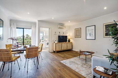a living room with a table and chairs and a television at Casa dos Salgados in Guia