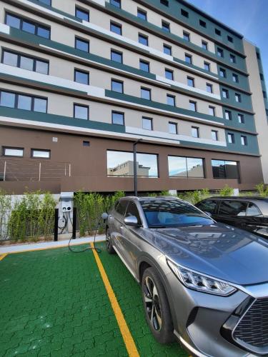 a car parked in a parking lot in front of a building at ibis Tangará Da Serra in Tangara da Serra