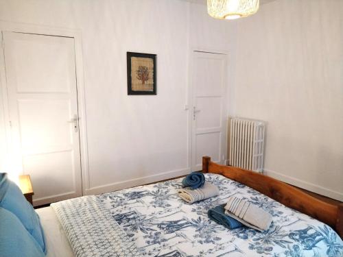 une chambre avec un lit avec deux oreillers dessus dans l'établissement Châteauroux charmante maison 2 chambres jardin, à Châteauroux