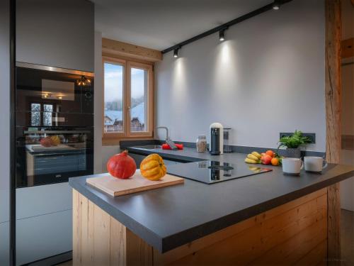 - une cuisine avec un comptoir avec des fruits dans l'établissement Tigerlily - OVO Network, à Samoëns