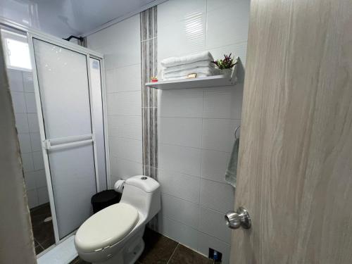 a small bathroom with a toilet and a shower at SWEET BREEZE in San Andrés