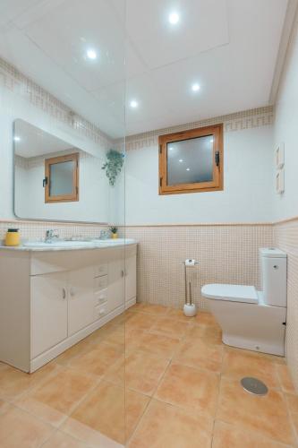 a bathroom with a toilet and a sink at Renteando Albir Apartments in Albir