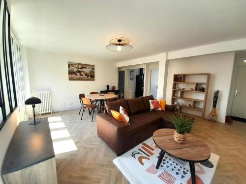 un salon avec un canapé et une table dans l'établissement Meublé cosy T3 centre ville (2), à Châteauroux