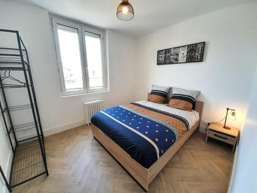 une chambre avec un lit et une échelle dedans dans l'établissement Meublé cosy T3 centre ville (2), à Châteauroux