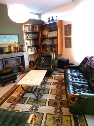 a living room with a couch and a table at Jolie Maison 3 chb- 7 lits- jardin in Levroux