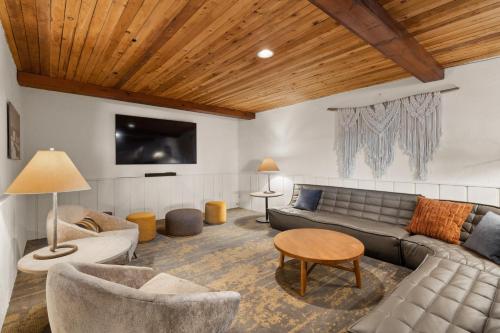 a living room with a couch and a table at Sun Lodge in Peru