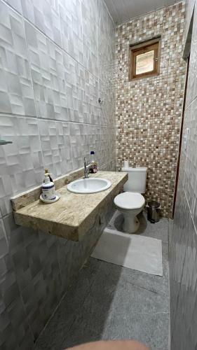 a bathroom with a sink and a toilet at Bom gosto tutoia in Tutóia