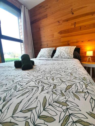 une chambre avec un grand lit avec une tête de lit en bois dans l'établissement Sublime villa 9 pers- 5chb-pisicne-wifi, à Le Poinçonnet