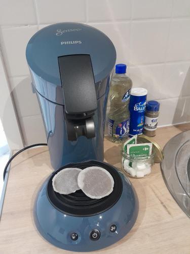 Tetera y cafetera en Studio cosy la Théols à Issoudun