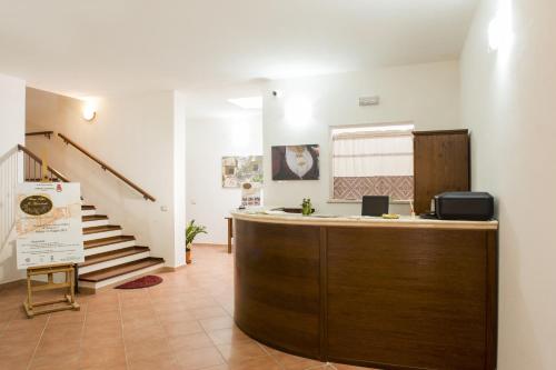 um quarto com um balcão e uma escada em Albergo Diffuso Il Mandorlo em Baressa