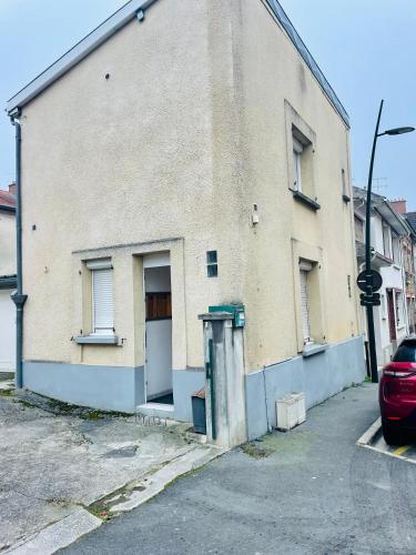 a building with a parking meter in front of it at la maisonnette d'Epernay in Épernay