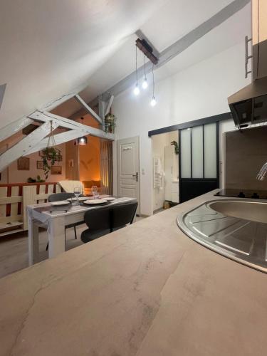 - une grande cuisine avec un comptoir dans une pièce dans l'établissement Chtx-Style ancien - Fibre - Commerces - Transports, à Châteauroux