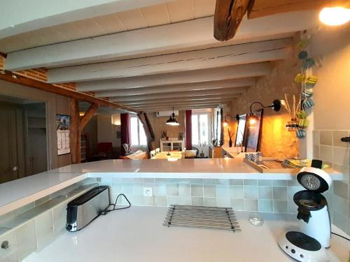 una cucina con un grande piano di lavoro bianco in una camera di Châteauroux centre superbe appart duplex terrasse a Châteauroux