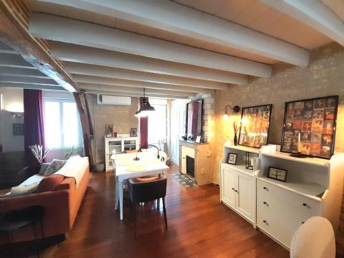 Photo de la galerie de l'établissement Châteauroux centre superbe appart duplex terrasse, à Châteauroux