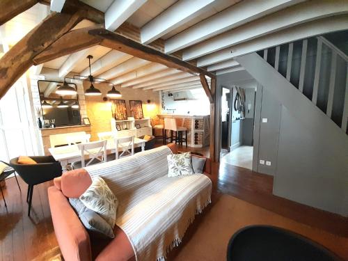 un soggiorno con un letto e una sala da pranzo di Châteauroux centre superbe appart duplex terrasse a Châteauroux