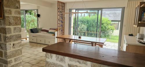 un salon avec une table et un canapé dans l'établissement Maison de Vacances en bord de mer, à Saint-Gildas-de-Rhuys