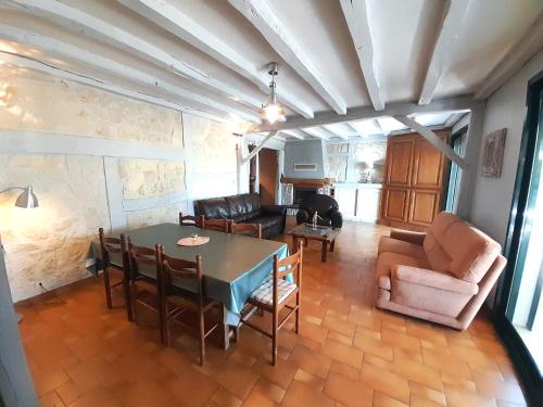 un salon avec une table et des chaises dans l'établissement Le Rio Clopet, à Buzançais