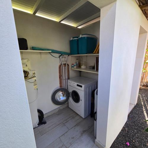 una lavanderia con lavatrice e lavatrice di Ti'Tranquille a Saint-François