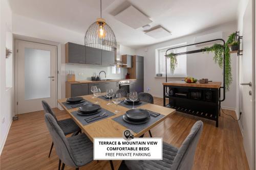 una cucina e una sala da pranzo con tavolo e sedie di Apartments Grahek a Lubiana