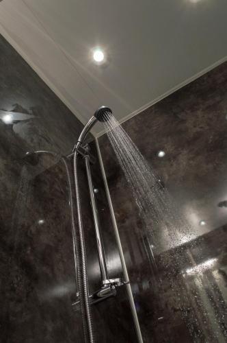 a shower in a bathroom with a shower at Spacious Apt Dundee dockside 3-bedrooms fast Wi-Fi in Dundee