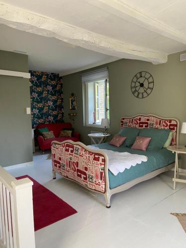 une chambre avec un lit et un canapé dans l'établissement Le pigeonnier, à Le Verdier