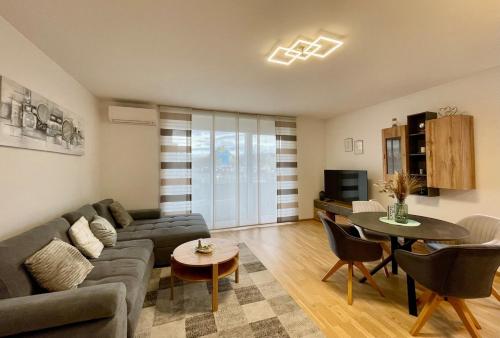 Modernes Cityapartment mit Murblick