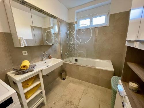 Modernes Cityapartment mit Murblick
