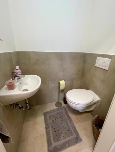 Modernes Cityapartment mit Murblick