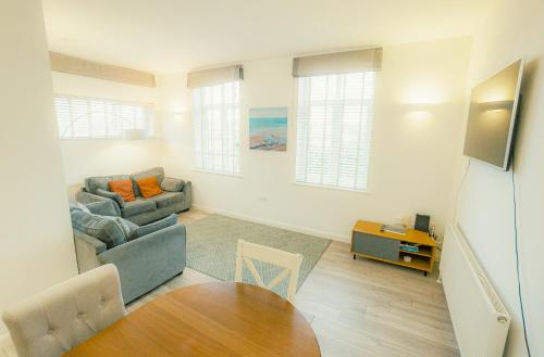 a living room with a couch and a table at 'Hidden Jewel' city centre + FREE PARKING in Plymouth
