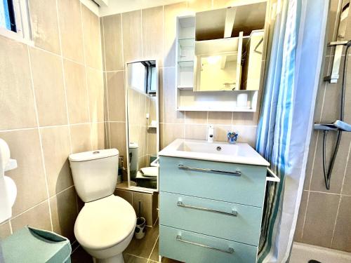 une petite salle de bain avec toilettes et lavabo dans l'établissement Appartement Studio Porticcio Paesolu 313, à Porticcio