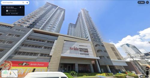 un bâtiment avec deux grands bâtiments dans une ville dans l'établissement Avida Towers near Marco Polo And Roxas Market, à Davao