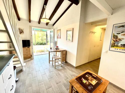 une cuisine avec une table et une salle à manger dans l'établissement Appartement Studio Porticcio Paesolu 313, à Porticcio