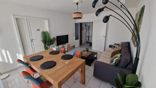 un salon avec une table et un canapé dans l'établissement Grand appartement cosy pour 4, à Montpellier