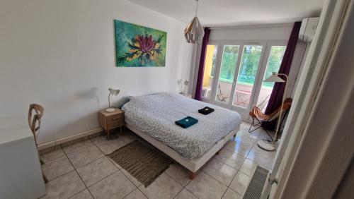 une petite chambre avec un lit et une fenêtre dans l'établissement Grand appartement cosy pour 4, à Montpellier
